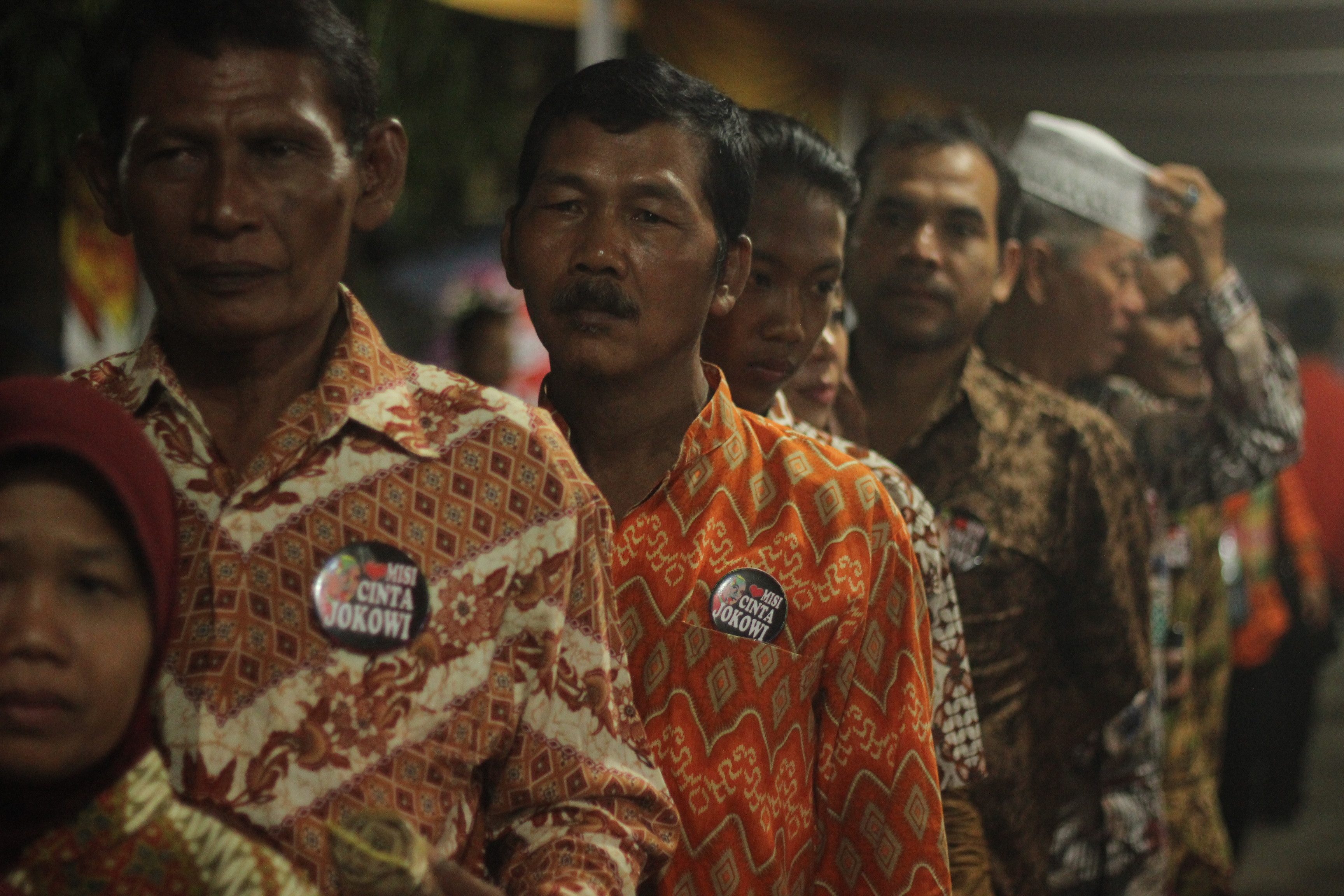 Para relawan Jokowi turut menghadiri pernikahan Gibran dan Selvi. Foto oleh Ahmad Arfi/Rappler  