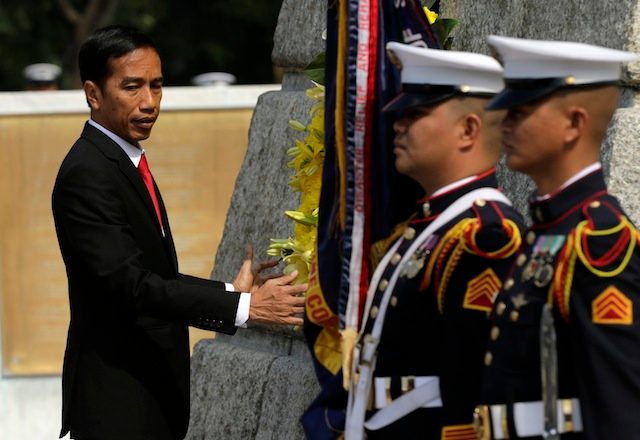 PAYING RESPECTS. Indonesian President Joko Widodo (L) attends a wreath laying ceremony at the monument of Philippine national hero Jose Rizal at the Luneta Park, in Manila, Philippines, 09 February 2015. Francis Malasig/EPA 
