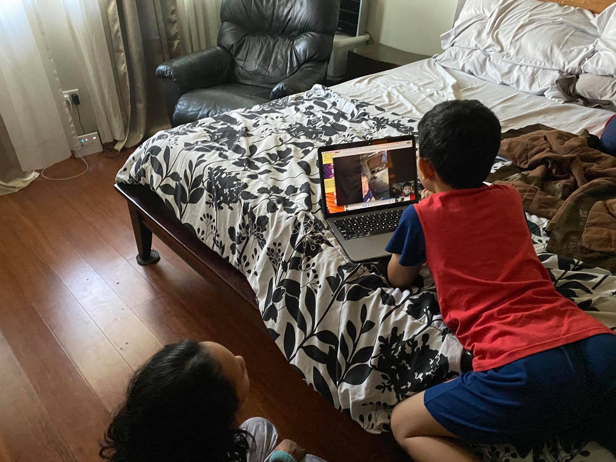 CONNECTION. Nikki and her kids speak to her husband online as he rides out the quarantine away from them. Photo courtesy of Nikki Briones Carsi-Cruz 