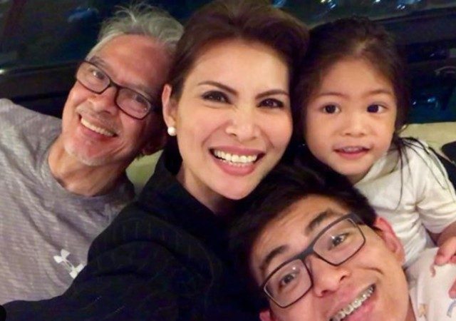 HAPPY FAMILY. Abbygale with husband, photographer Jun de Leon and their two boys Eli and ijah. Screenshot from Instavram/@abbygalearenas 