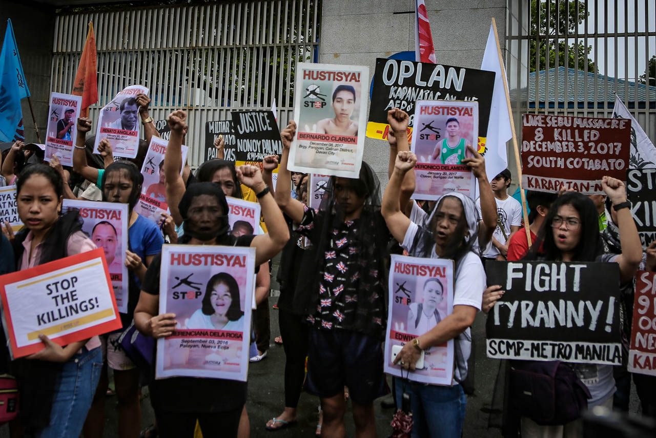 FIGHT FOR JUSTICE. Relatives of victims of extrajudicial killings along with human rights groups demand justice for their slain kin. File photo by Jire Carreon/Rappler 