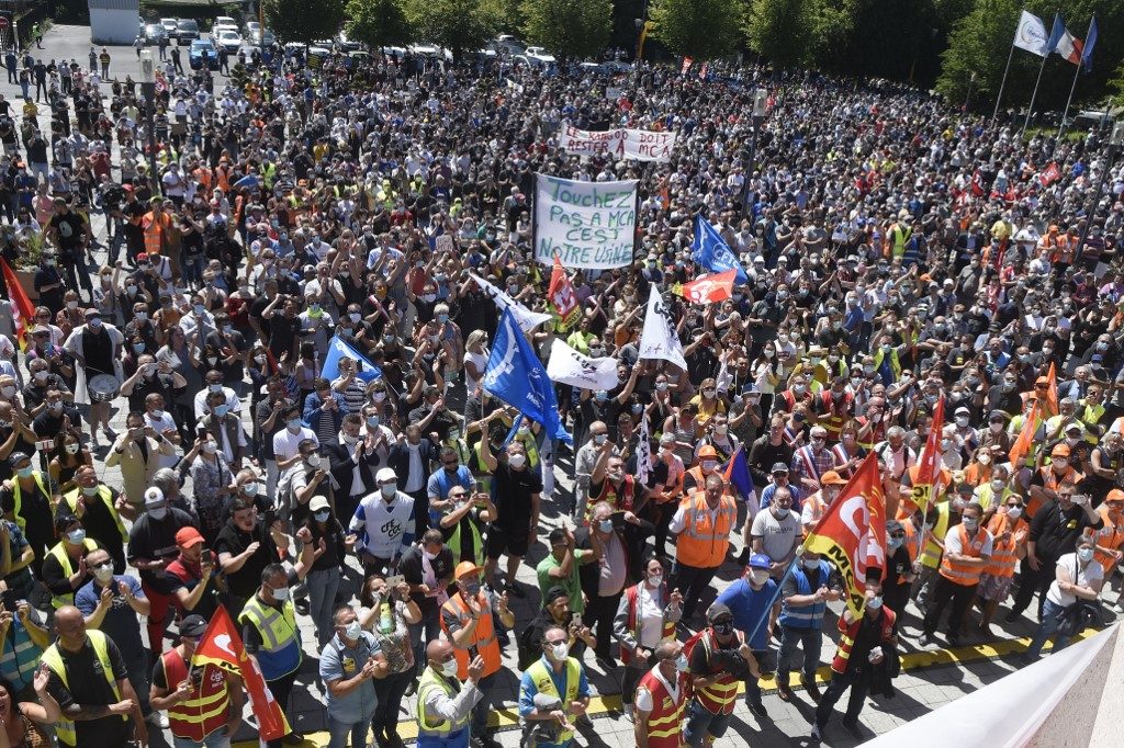 Thousands protest mass Renault job cuts