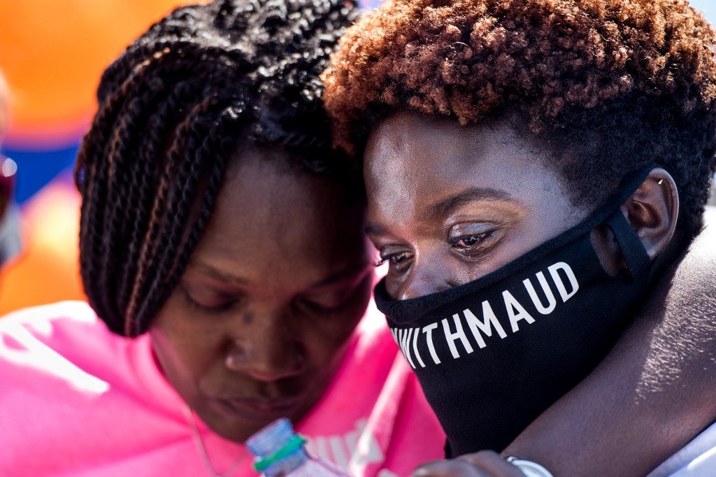 MOURNING. Jasmine Arbery, sister of Ahmaud Arbery (R) and Wanda Cooper-Jones, Ahmaud's mother, comfort one another while people gather to honor Ahmaud at Sidney Lanier Park on May 9, 2020 in Brunswick, Georgia. Photo by Sean Rayford/Getty Images/AFP 