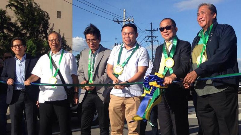 RIBBON CUTTING. Public Works and Highways Secretary Mark Villar (4th to the left) and Transportation Secretary Arthur Tugade (rightmost) lead a ribbon cutting ceremony for the NAIA Expressway (NAIAX) Christmas Lane on December 20, 2016. 