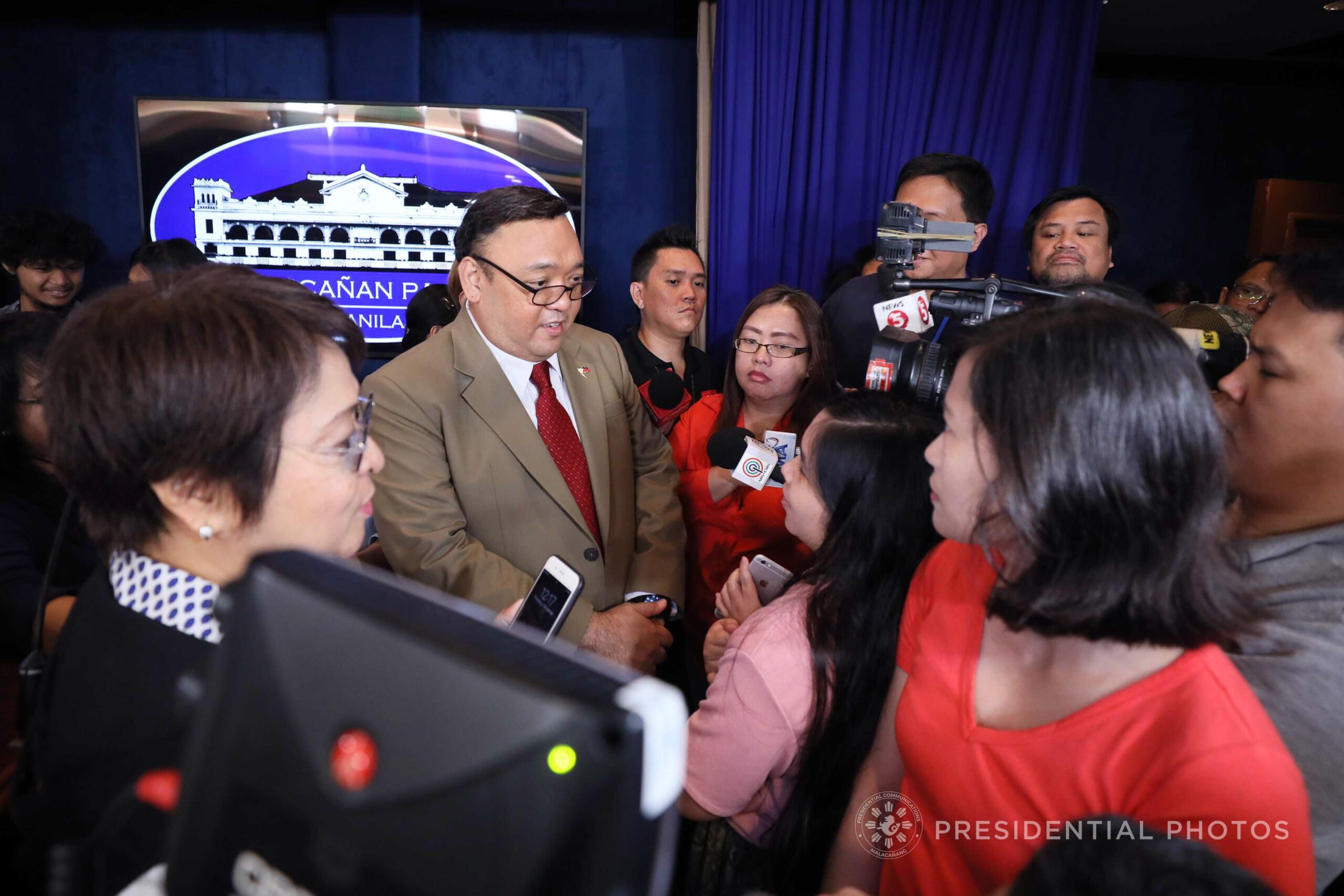 Rabid pro-Duterte bloggers slam Roque for defending media