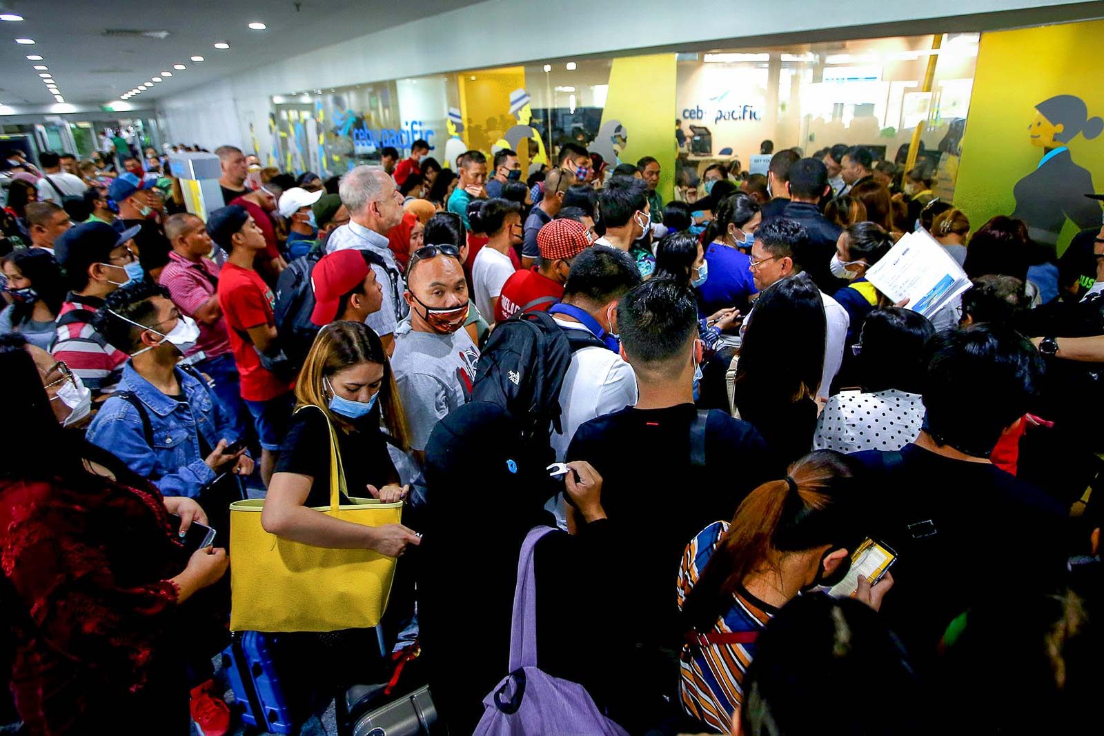 BEFORE LOCKDOWN. Passengers at the NAIA Terminal 3 in Pasay City on March 13, 2020, following President Duterte's announcement of a Metro Manila lockdown beginning March 15. Photo by Inoue Inoue Jaena/Rappler  