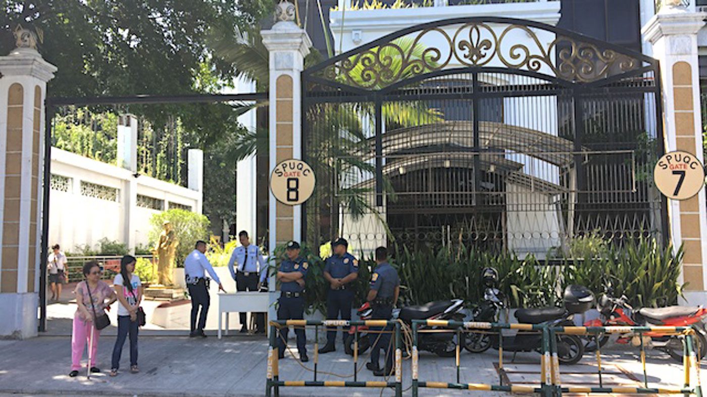 SECURITY. By the gates of St Paul University Quezon City, guards and police stand watch. Photo by Carmela Fonbuena/Rappler 