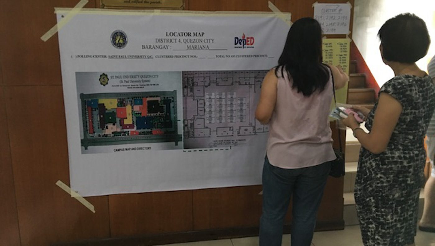 INFORMATION. Colored maps help voters find their corners at the gym. Photo by Carmela Fonbuena/Rappler  