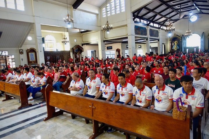MASS BEFORE RALLY. San Juan Mayoral candidate Francis Zamora and his party allies in PDP-Laban attend mass before their proclamation parade and rally. Photo by Rambo Talabong/Rappler 