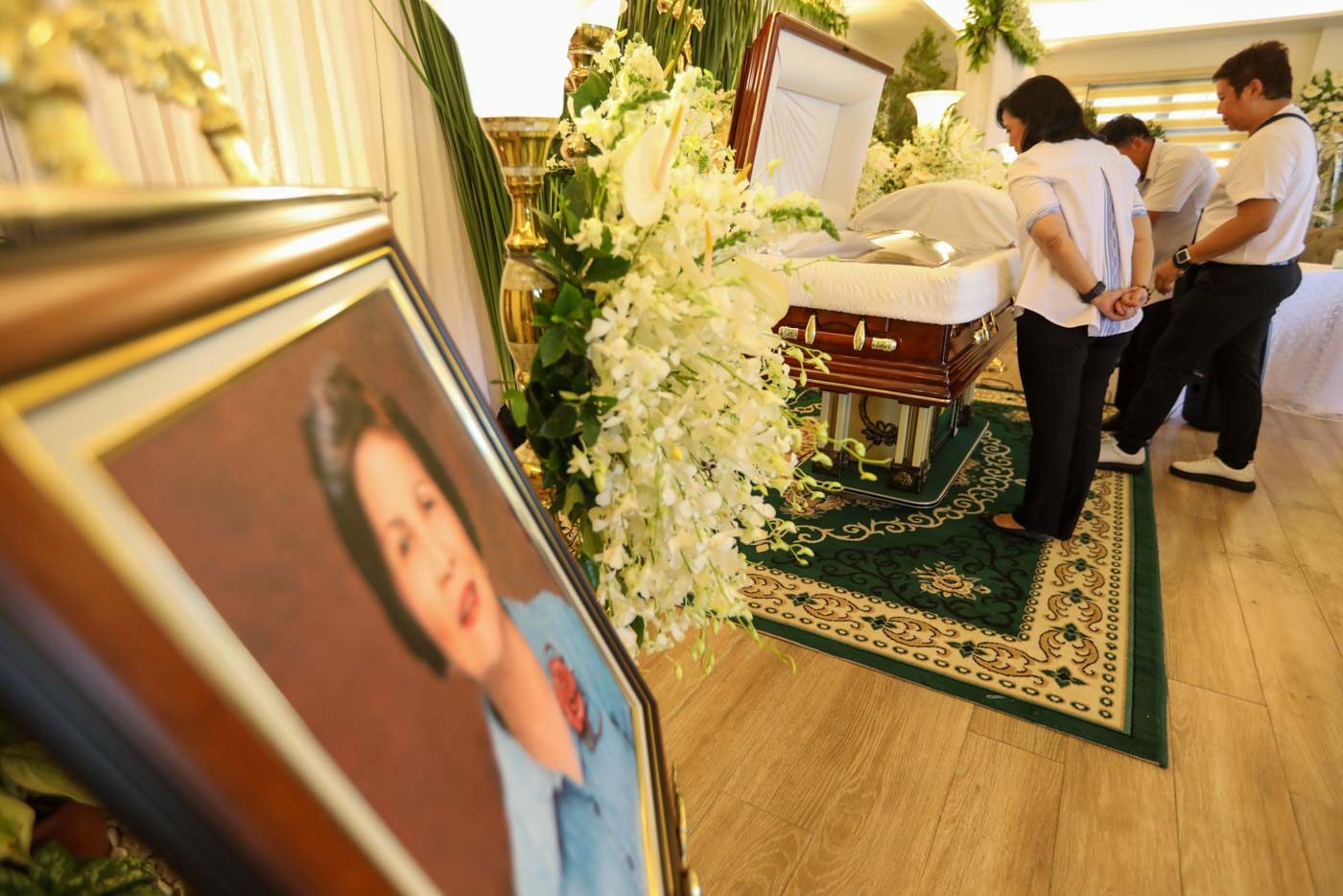 Robredo’s mother, Sally Gerona, laid to rest