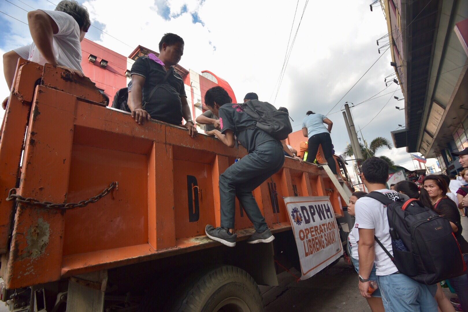 FREE RIDES. Commuters in Monumento, Caloocan City take advantage of the "Libreng Sakay" after a transport strike paralyzes Camanava area on October 16, 2017. Photo by LeAnne Jazul/Rappler 