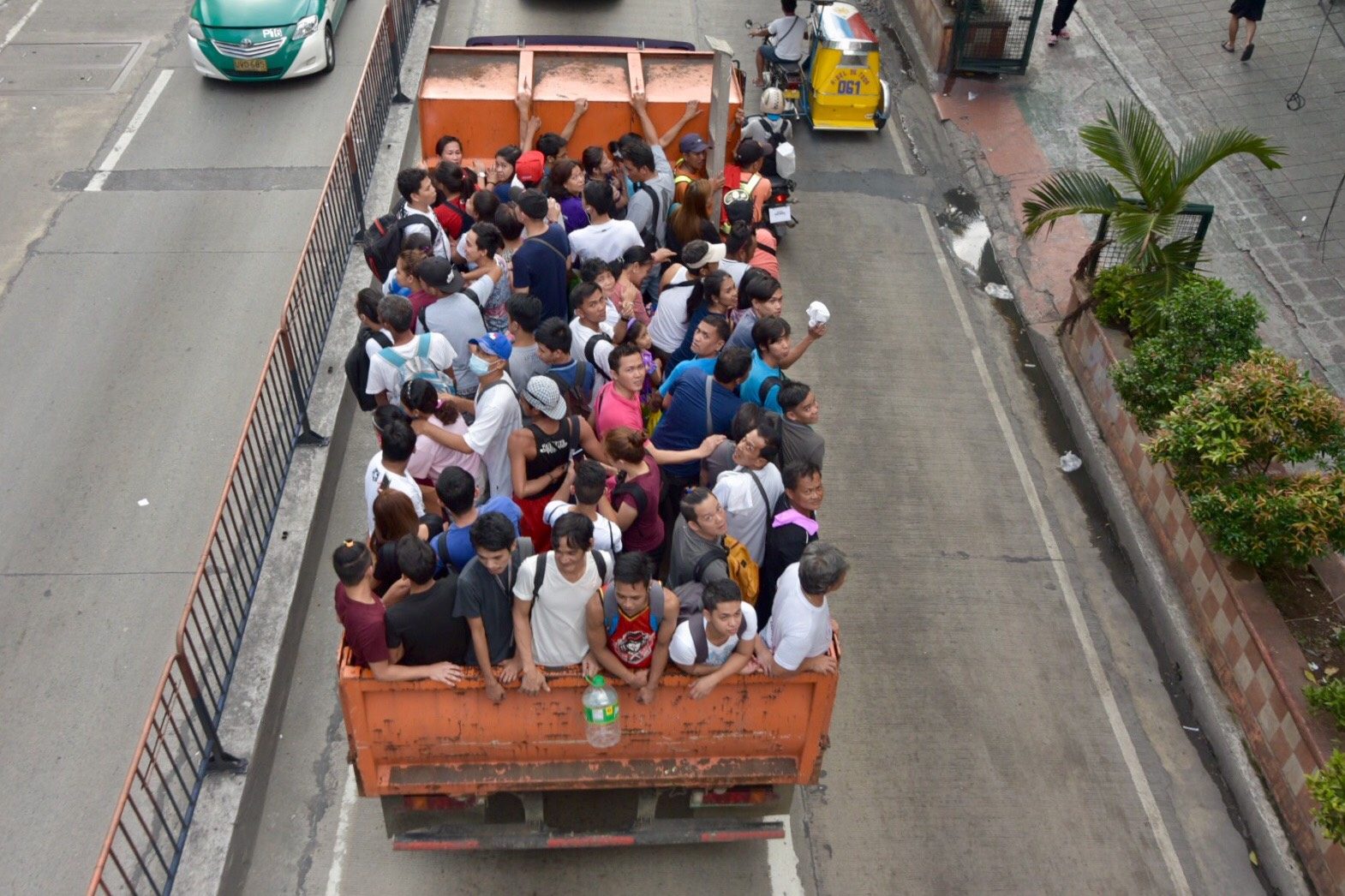 NO JEEPNEY. Commuters in Monumento, Caloocan City take advantage of the 'Libreng Sakay' after a transport strike paralyzes Camanava area on October 16, 2017. Photo by LeAnne Jazul/Rappler  