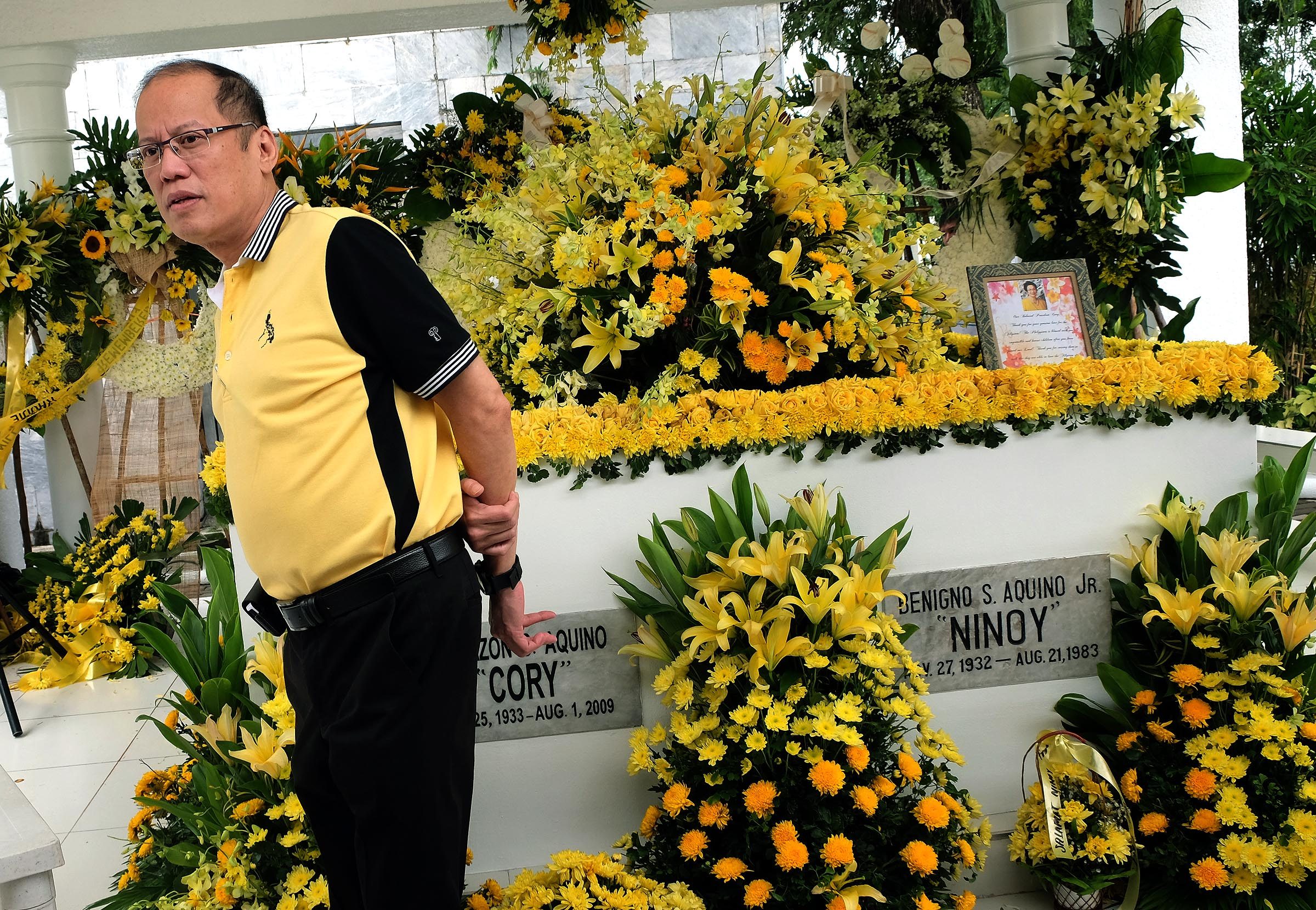 Aquino visits dad’s tomb on 32nd death anniversary