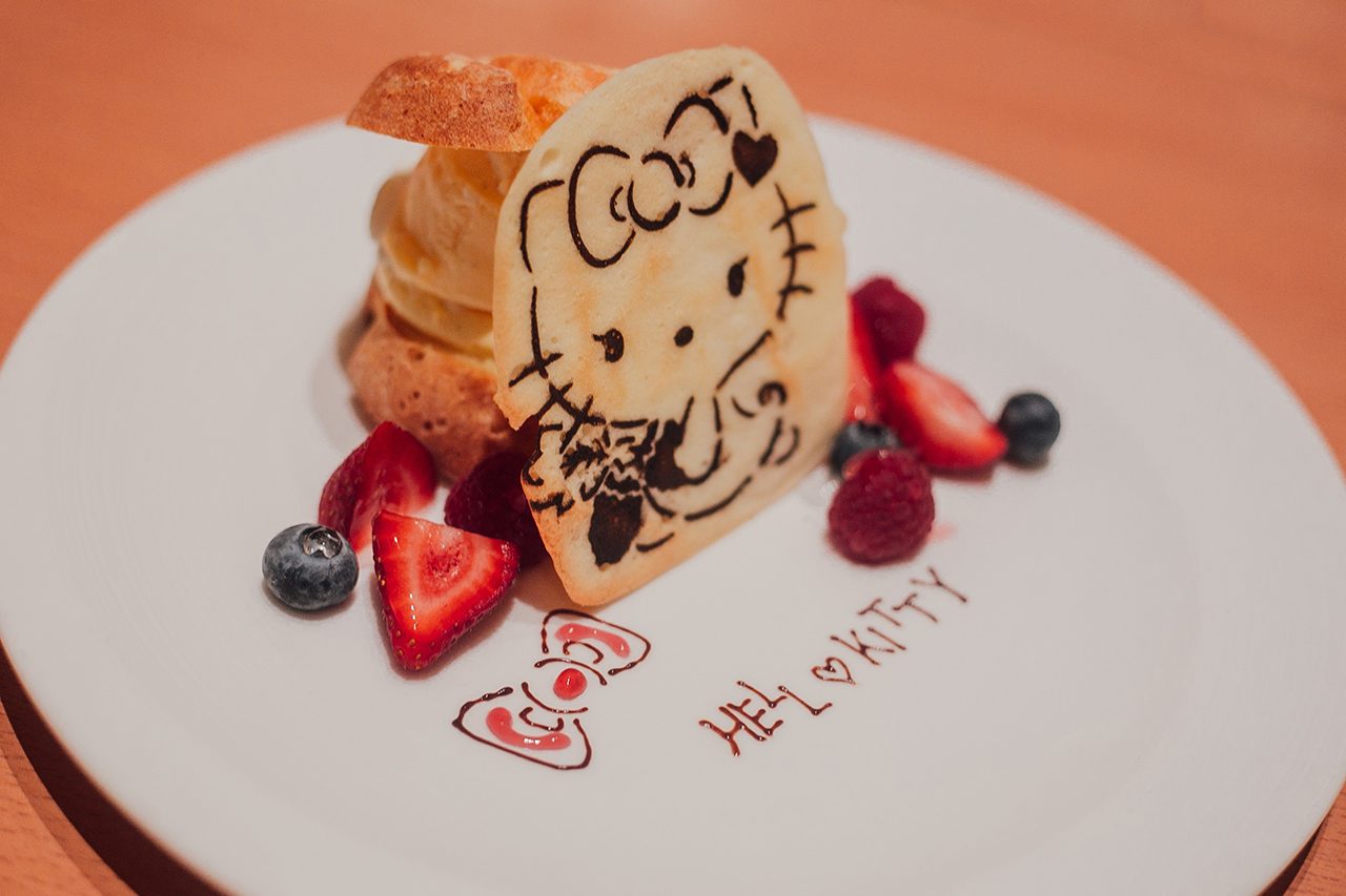 KITTY’S TREAT. Enjoy this cream puff with vanilla ice cream and seasonal fruits. It comes topped with a langue de chat biscuit decorated with Hello Kitty’s likeness, but don’t let this dissuade you from enjoying a nice dessert at the hotel’s Lobby Lounge. Photo by Paolo Abad/Rappler

 