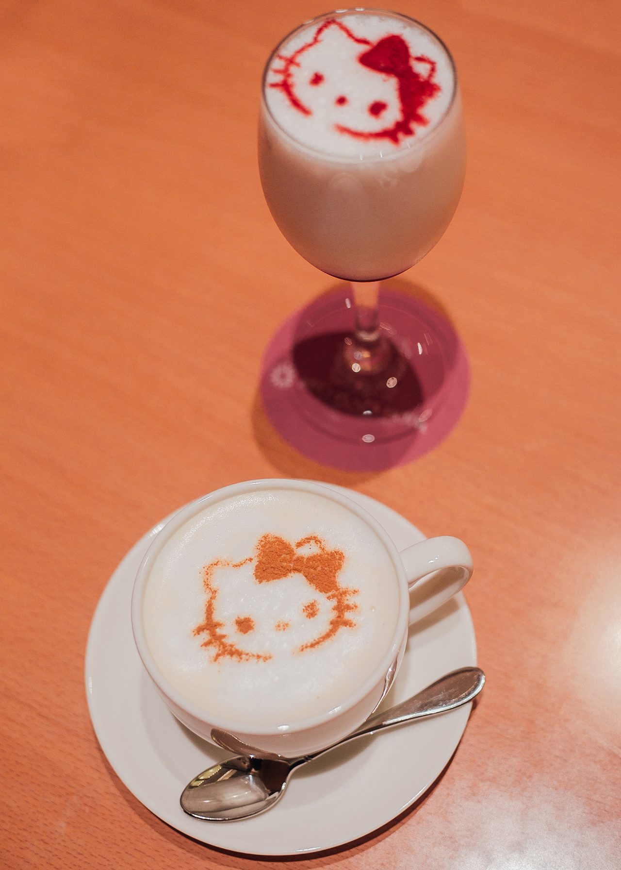 HELLO KITTY DRINKS. Pair your dessert with drinks such as this strawberry yoghurt and apple-flavored milk tea. Photo by Paolo Abad/Rappler 