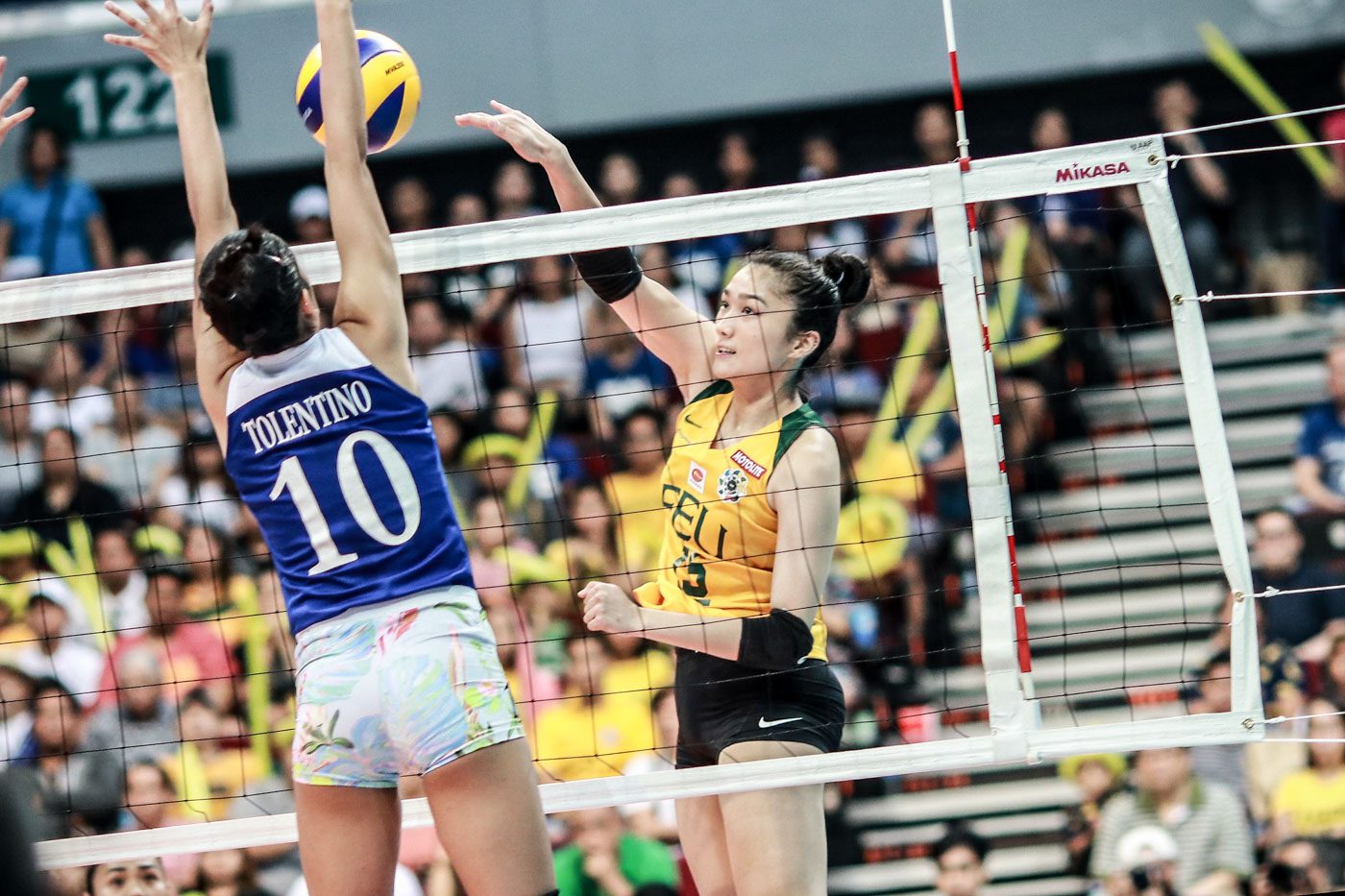 FEU stuns No. 1 Ateneo, forces do-or-die for UAAP title berth