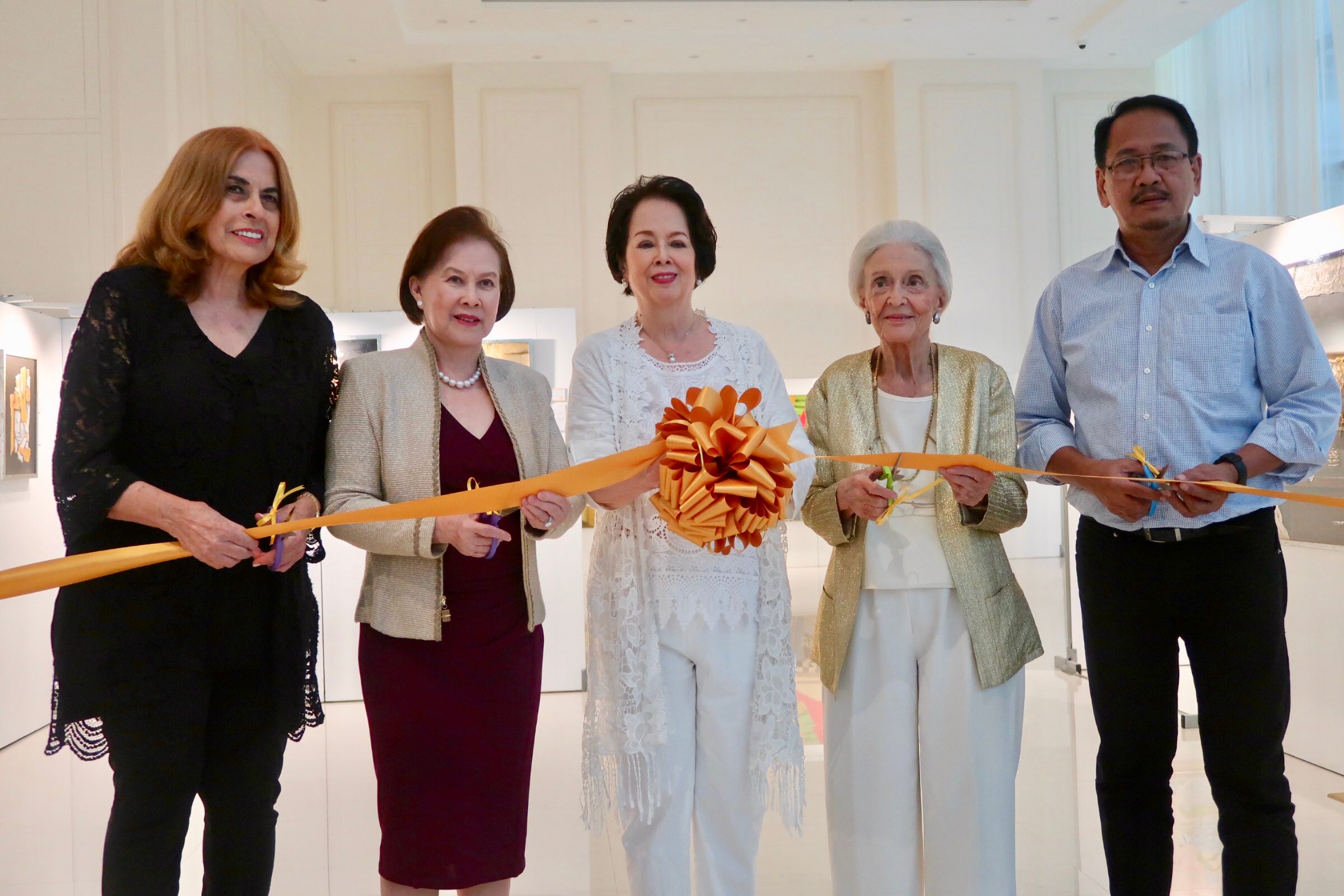 OPENING. Conchitina Bernardo opens her solo exhibit, with support from Stella Araneta and Betsy Westerndorp-Brias. Photo by Voltaire Tayag/Rappler 
