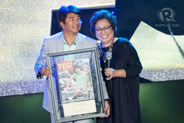 Willie receiving his recognition from YES! editor-in-chief Jo-Ann Maglipon. Photo by Manman Dejeto/Rappler  