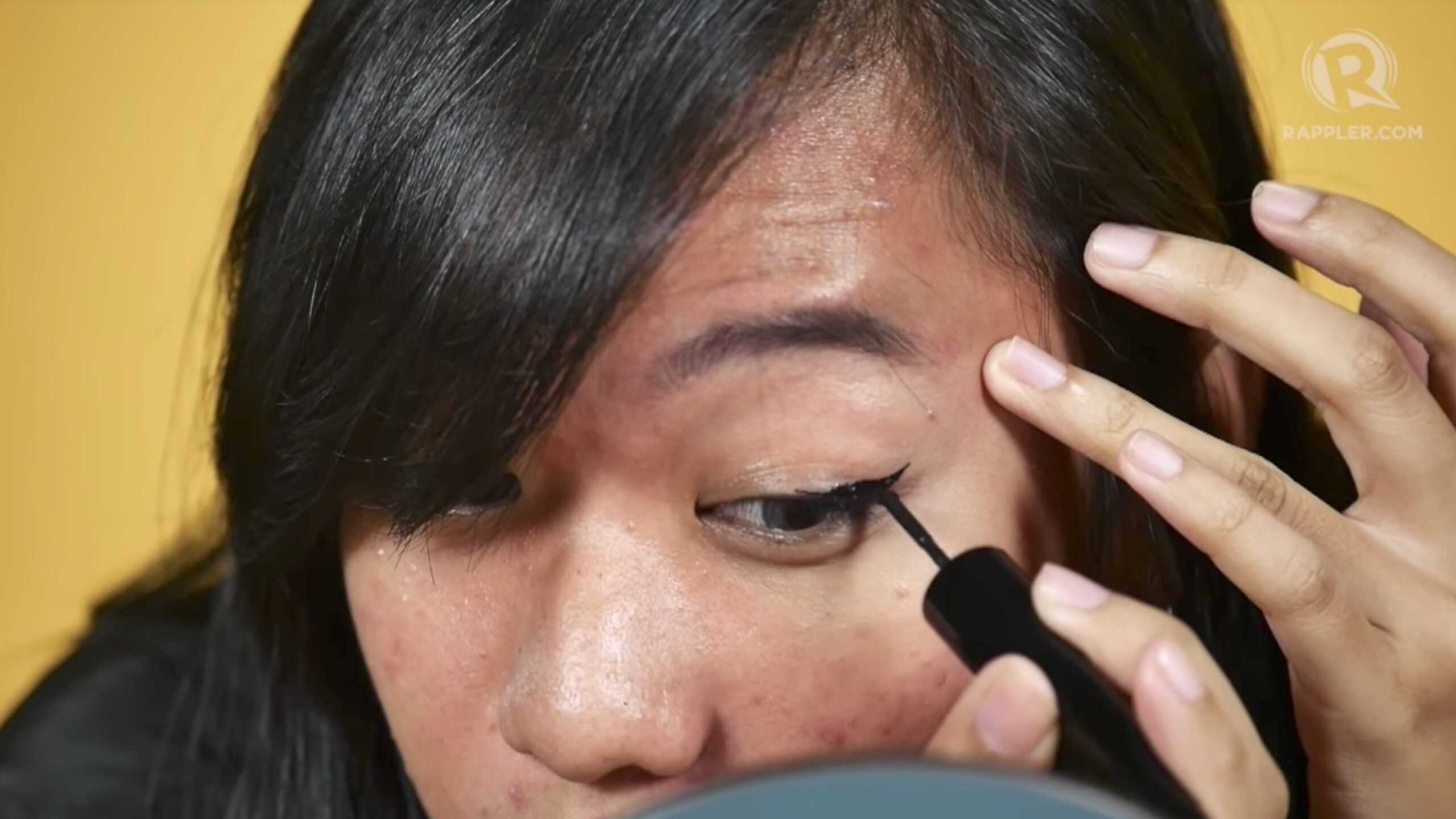 WATCH: Rapplers try MAC’s ‘pizza cutter’ eyeliner
