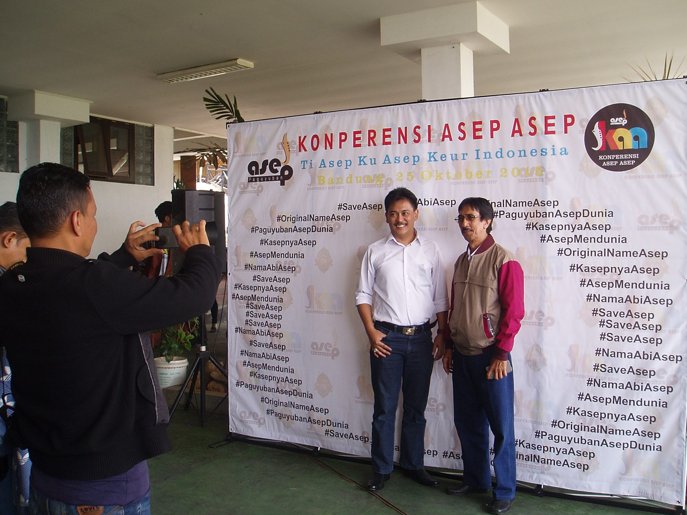 Dua orang bernama Asep berfoto di photo booth yang disediakan panitia. Foto oleh Yuli Saputra/Rappler 