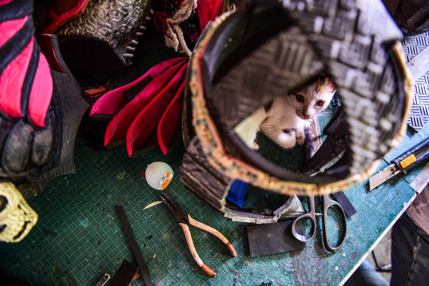 COMPANY. Guy's cats keep him company as he works on his pieces. Photo by Alecs Ongcal/Rappler 