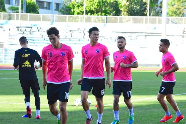 READY FOR BAHRAIN. Members of the Philippine Azkals during practice. Photo by Bob Guerrero 