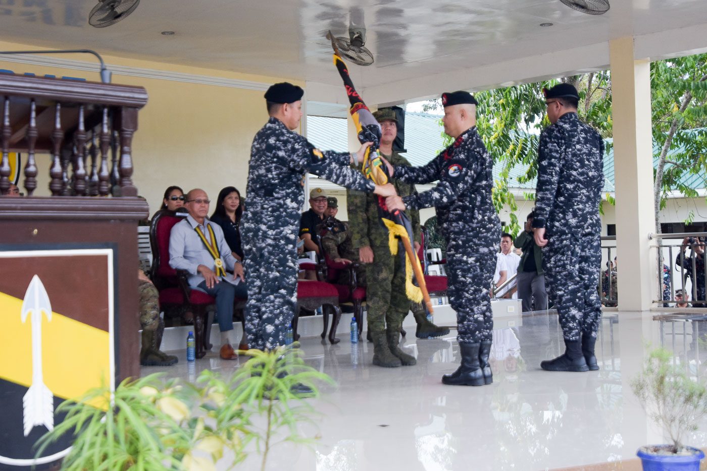 CHANGE OF COMMAND. Philippine Army chief Lieutenant General Rolando Bautista transfers the flag from Paje to Gonzales. 