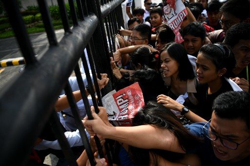Small group of ASEAN summit protesters reach PICC gate
