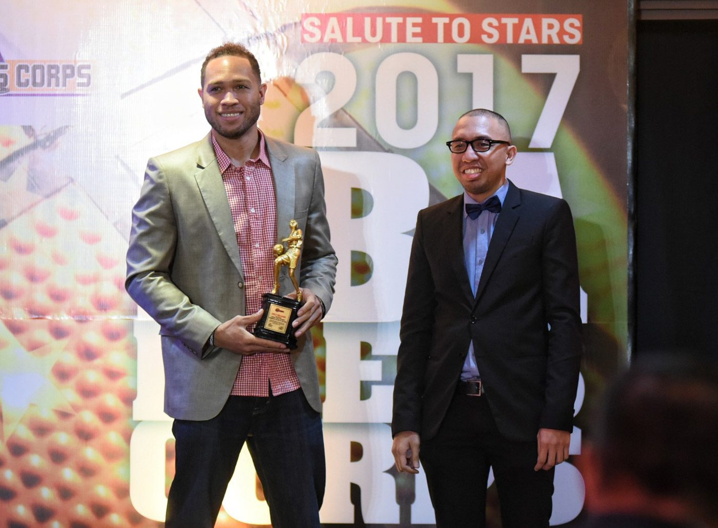 COMEBACK. Kelly Williams of the TNT KaTropa receives the Bogs Adornado Comeback Player of the Year trophy. Photo by Jerrick Esguerra/Rappler 