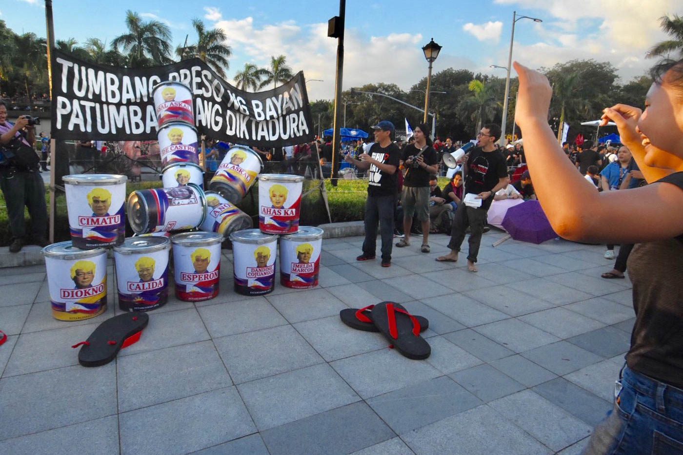 FUN PUN. Protesters play a Filipino game where they target cans with the faces of government officials led by President Rodrigo Duterte on the 46th year of the declaration of Martial Law at the Luneta on September 21, 2018. Photo by Angie de Silva/Rappler   