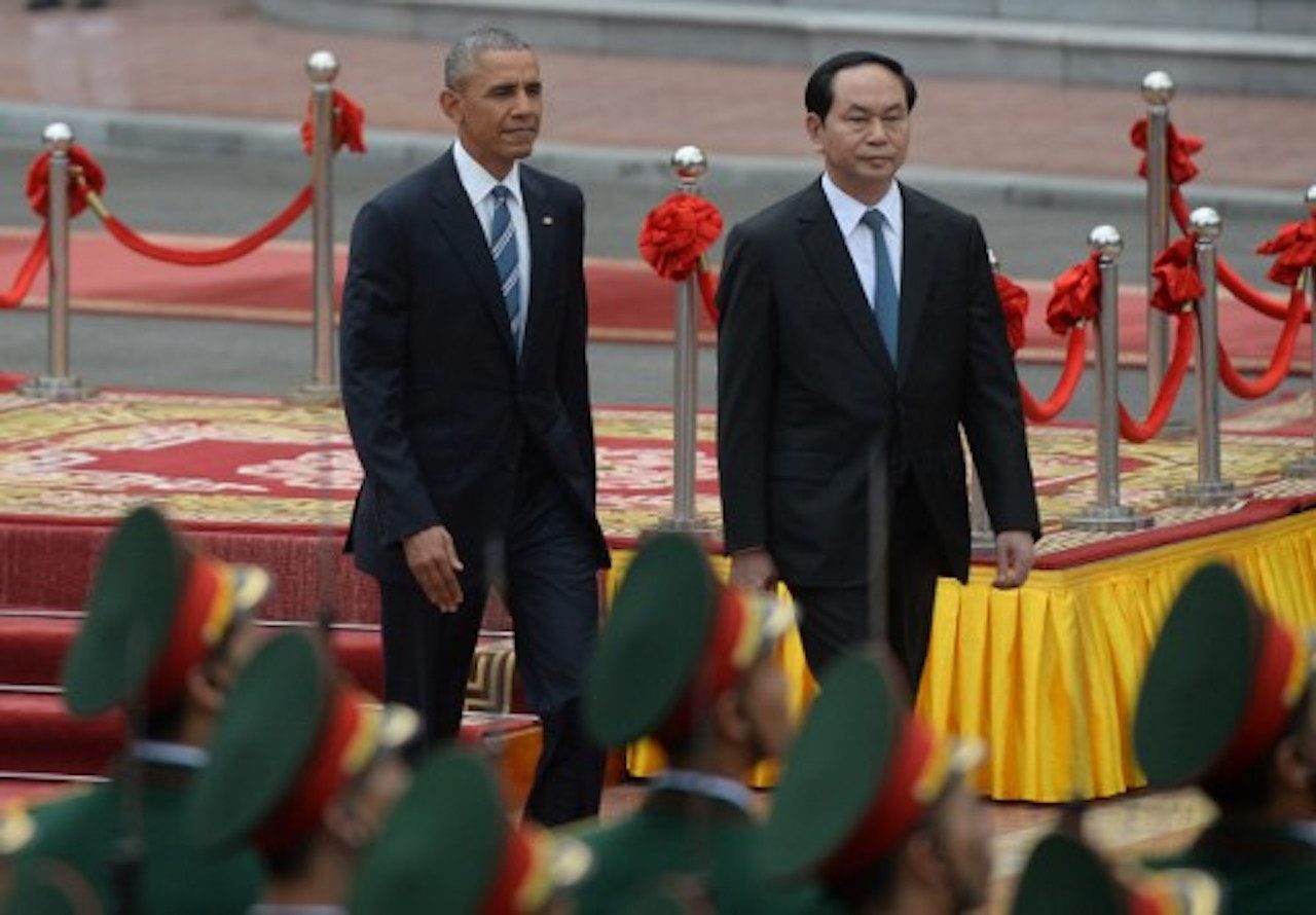 US-VIETNAM TIES. US President Barack Obama (L) and his Vietnamese counterpart Tran Dai Quang review an honour guard during a welcoming ceremony at the Presidential Palace in Hanoi on May 23, 2016. Photo by Hoang Dinh Nam/AFP 