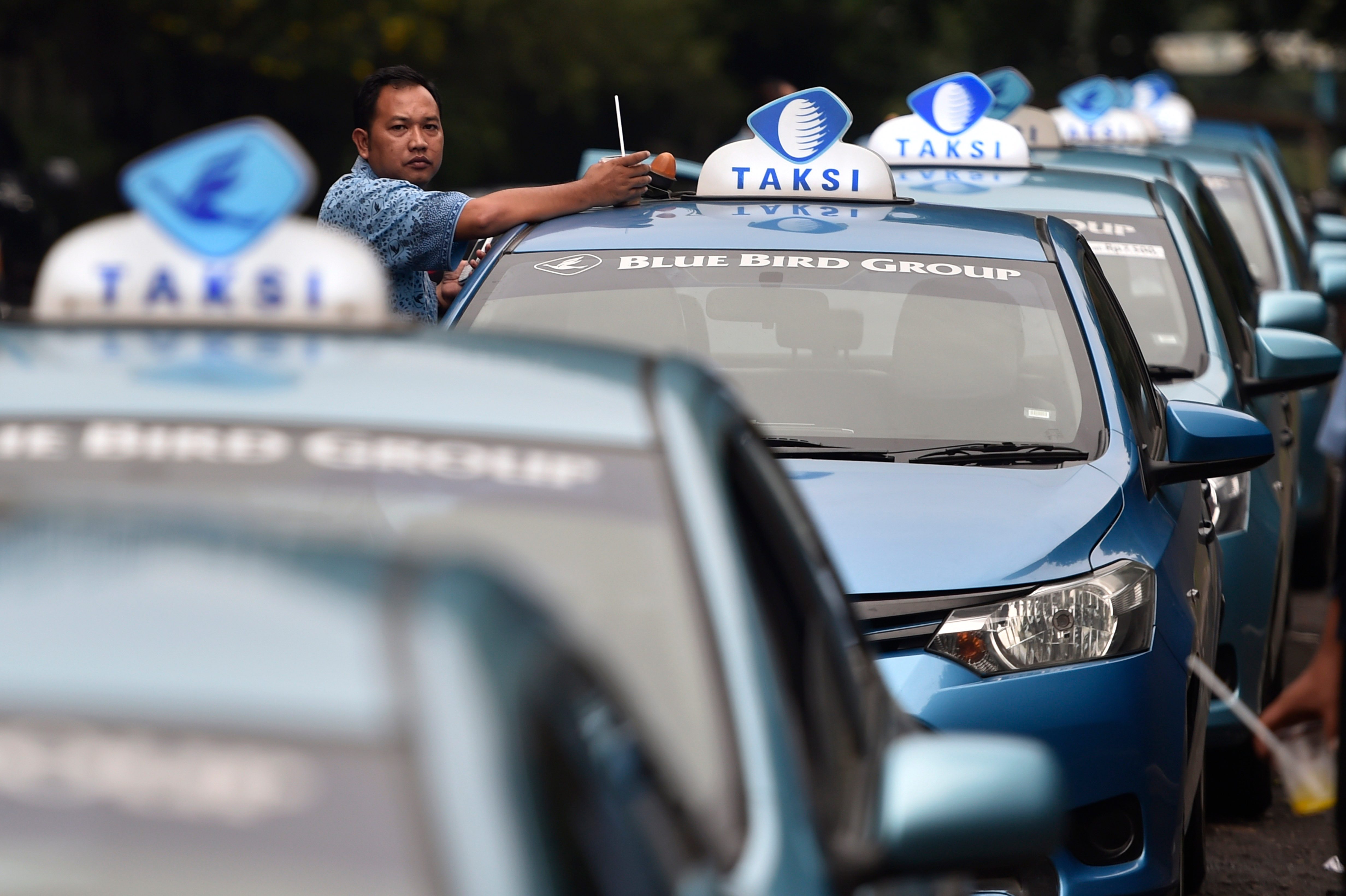 TAKSI GRATIS. Perusahaan taksi Blue Bird Group memberikan layanan gratis selama 24 jam pada Rabu, 23 Maret. Foto oleh Puspa Perwitasari/ANTARA 