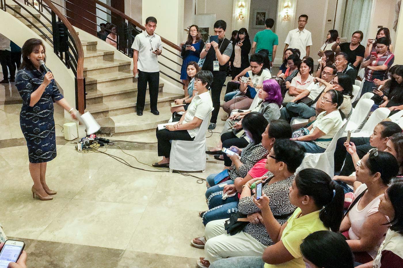 SUPPORTERS. Vice President Leni Robredo speaks to leaders of urban poor and sectoral groups at her office in Quezon City on March 23, 2017. Photo by Leanne Jazul/Rappler 