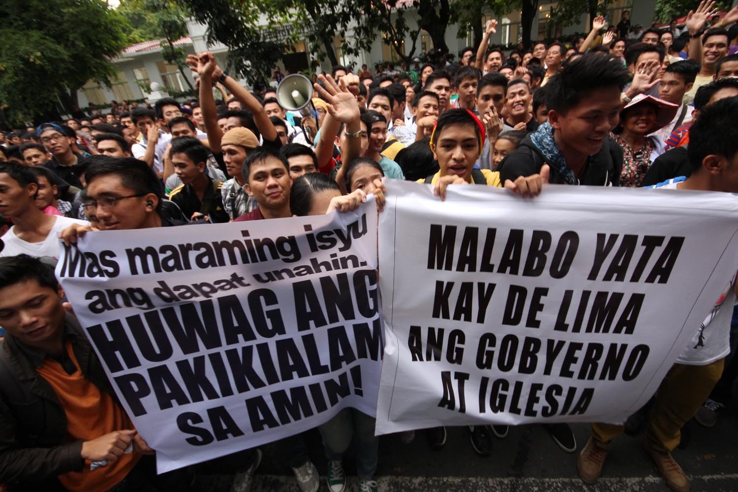 STAY AWAY. Disgruntled members of the Iglesia Ni Cristo rush to the Department of Justice on August 27, accusing Justice Secretary Leila de Lima of interference in their affairs. File photo by Joel Liporada/Rappler  