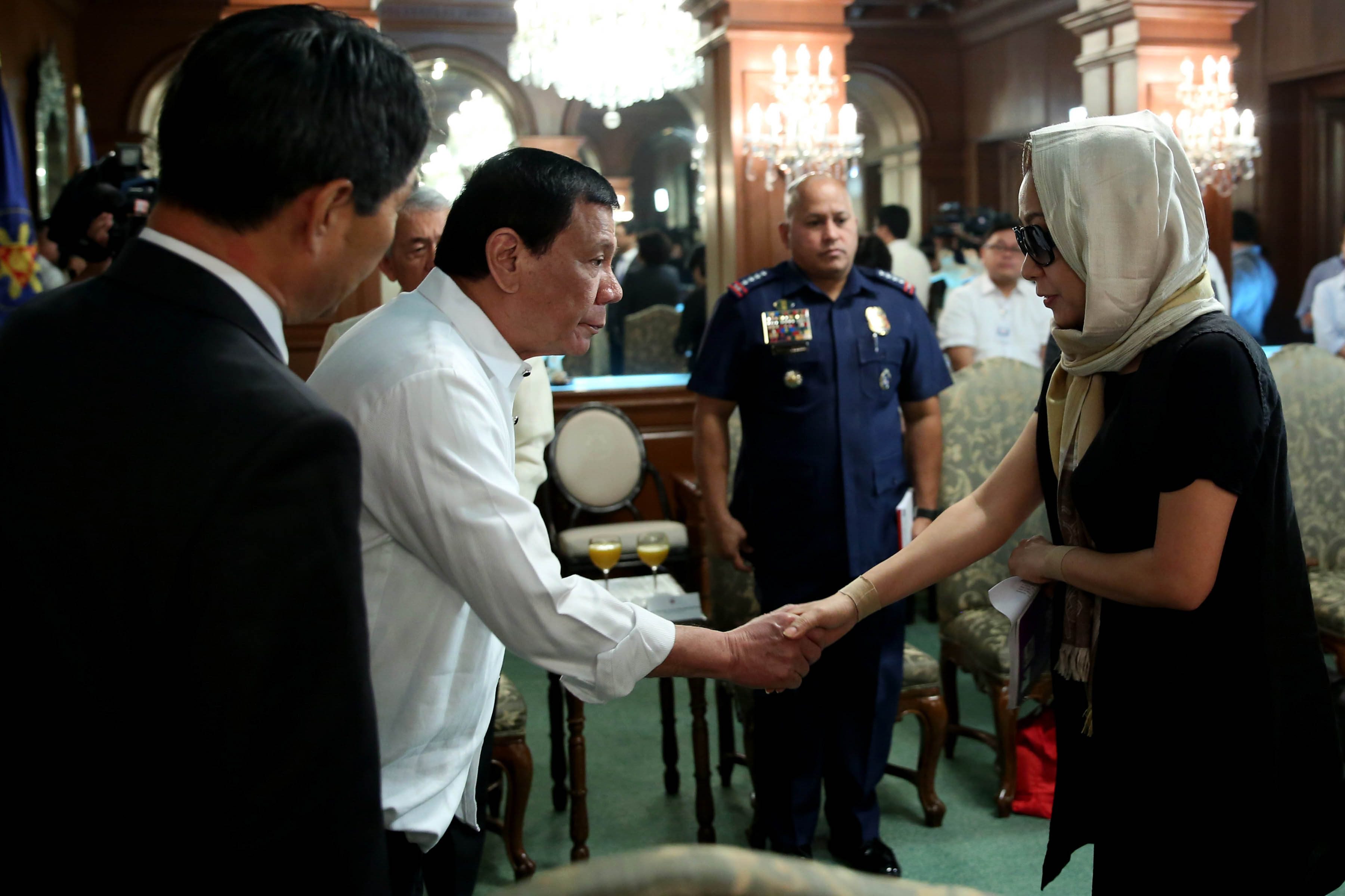 A PRESIDENT'S APOLOGY. President Rodrigo Duterte shakes hands with Choi Kyung-Jin, wife of the late Jee Ick Joo, during a meeting at the Palace on January 30, 2017. Photo by Rey Baniquet/Presidential Photo 