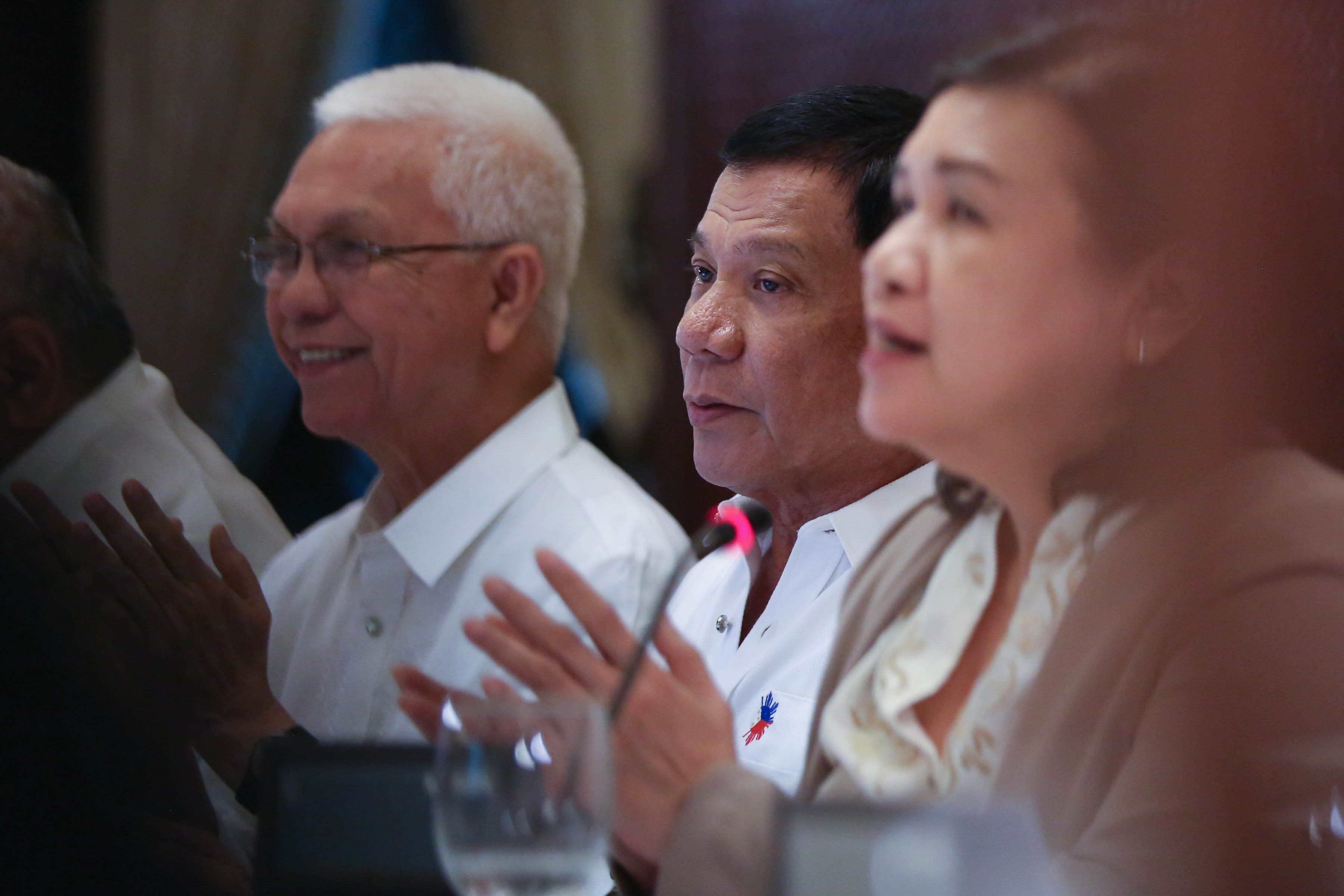 COLORFUL CABINET. President Duterte sits between Leftist Cabinet members, Cabinet Secretary Jun Evasco and NAPC chairperson Liza Maza during a NAPC meeting in the Palace. Presidential photo 