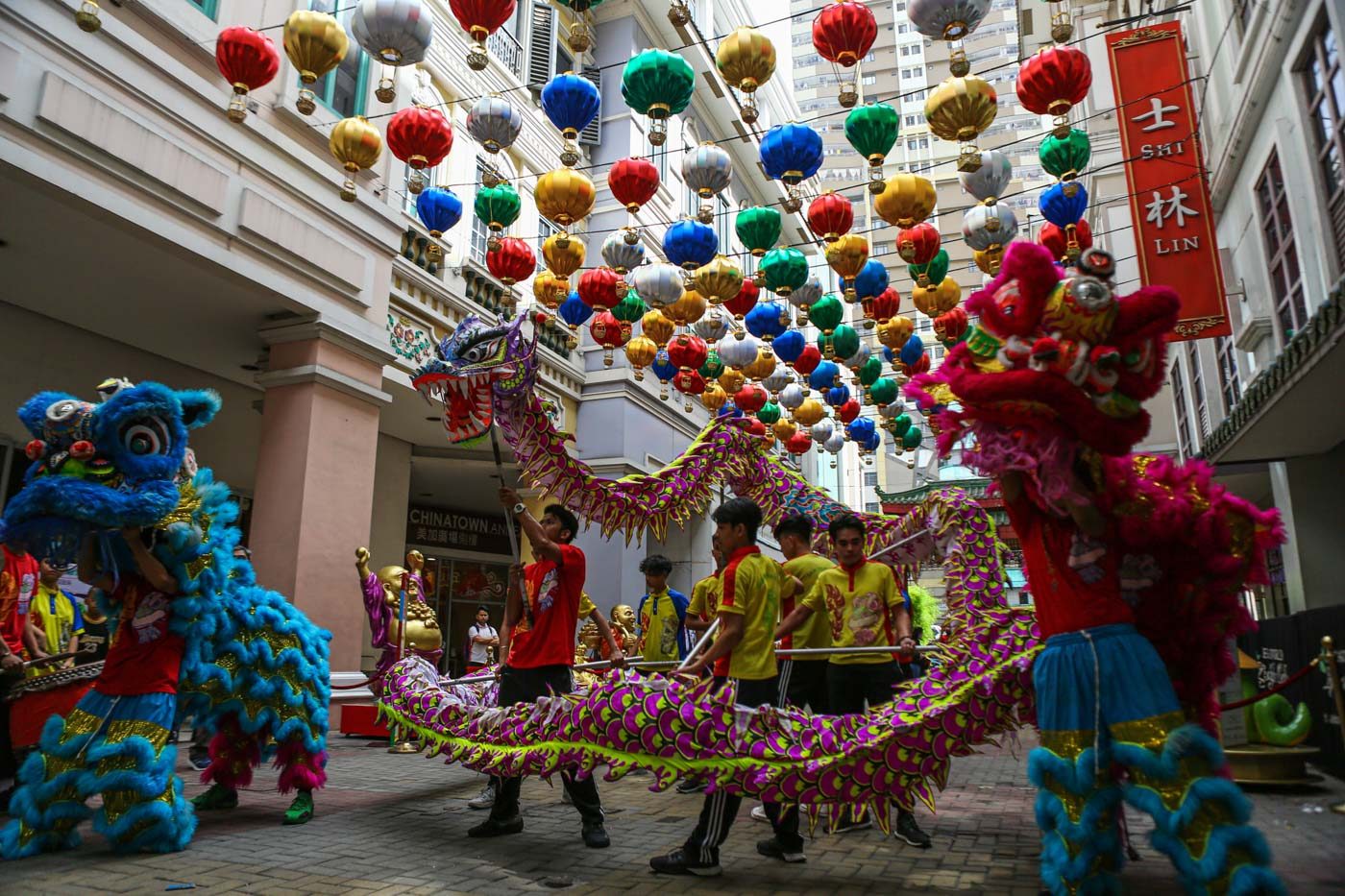 DRAGON DANCES. A traditional dragon and lion dance kicks off the Chinese New Year festivities at the Lucky Chinatown in Manila Photo by Jire Carreon/Rappler 