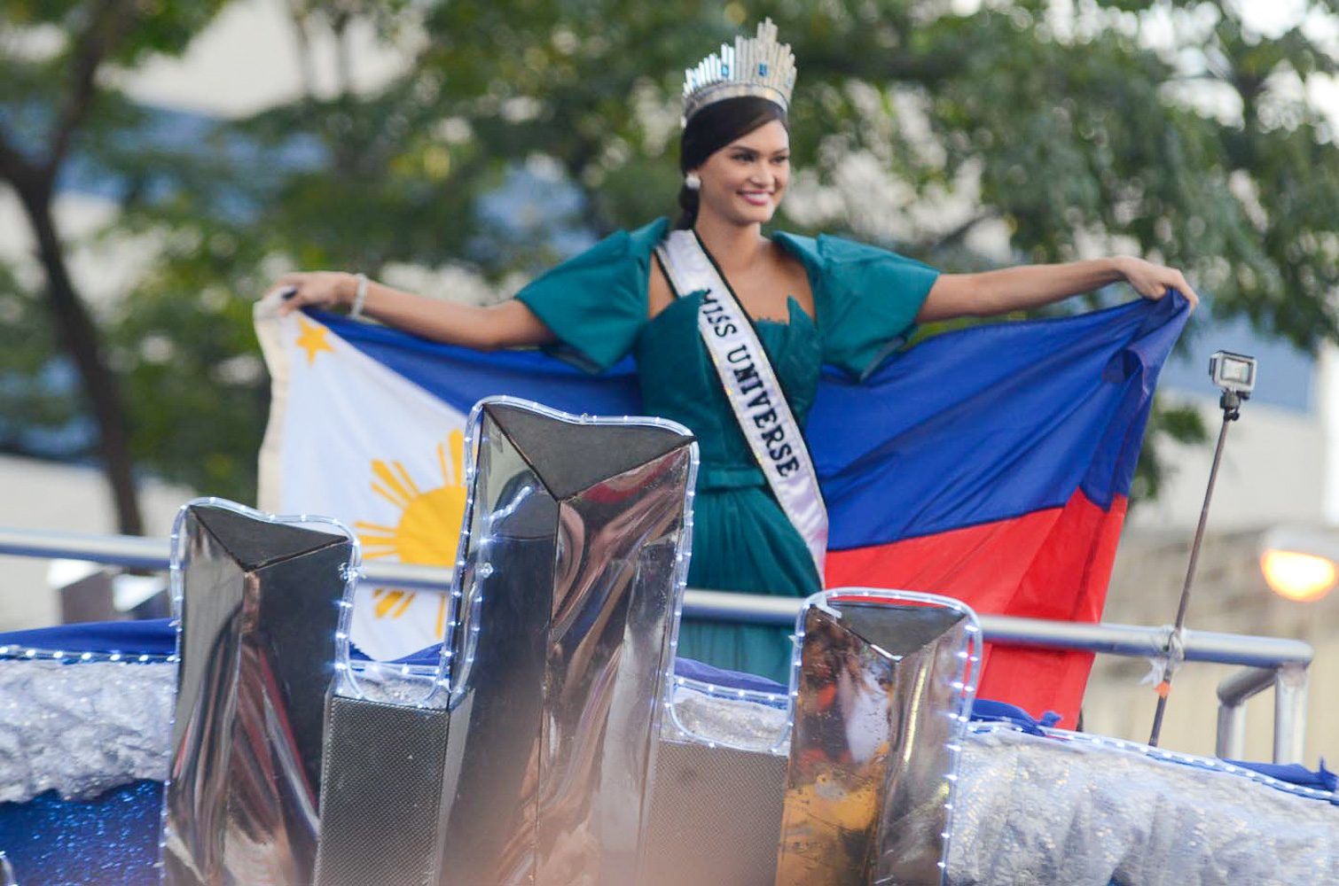 FILIPINO PRIDE. Miss Universe Pia Wurtzbach during her motorcade after winning Miss Universe. File photo by Alecs Ongcal/Rappler   
