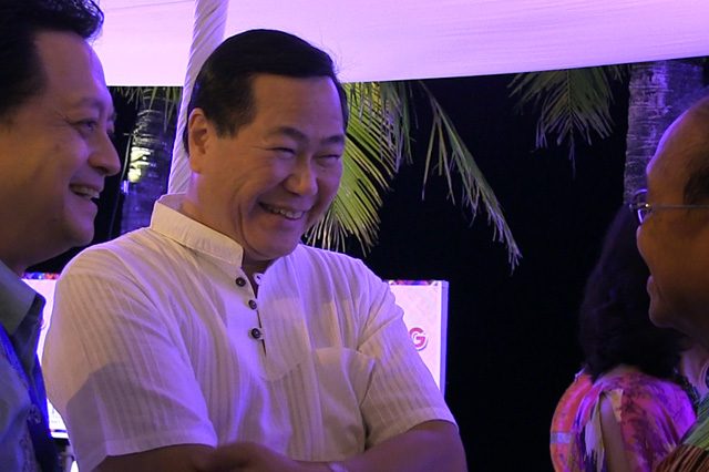TETE-A-TETE. Philippine Senior Associate Justice Antonio Carpio is seen laughing in casual conversation during the 3rd ACJM's opening dinner. Photo by Buena Bernal/Rappler 