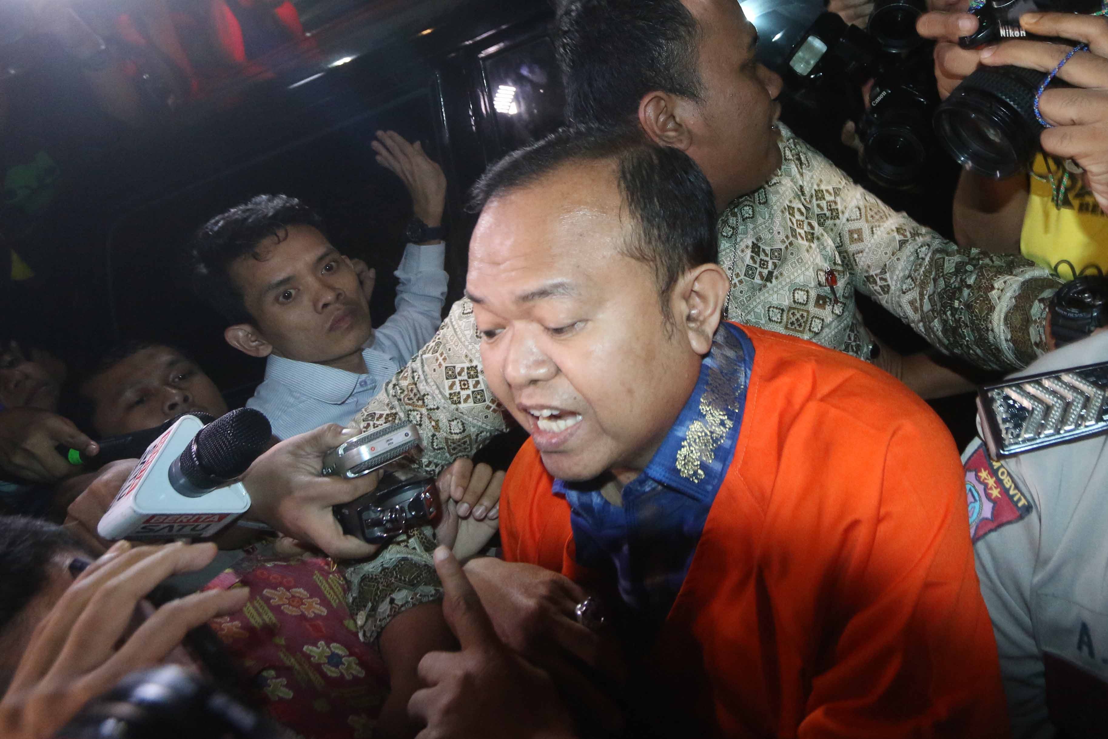 ROMPI ORANYE. Mantan Sekjen Partai Nasional Demokrat Patrice Rio Capella resmi ditahan Komisi Pemberantasan Korupsi usai menjalani pemeriksaan di gedung KPK, Jakarta, Jumat, 23 Oktober.  