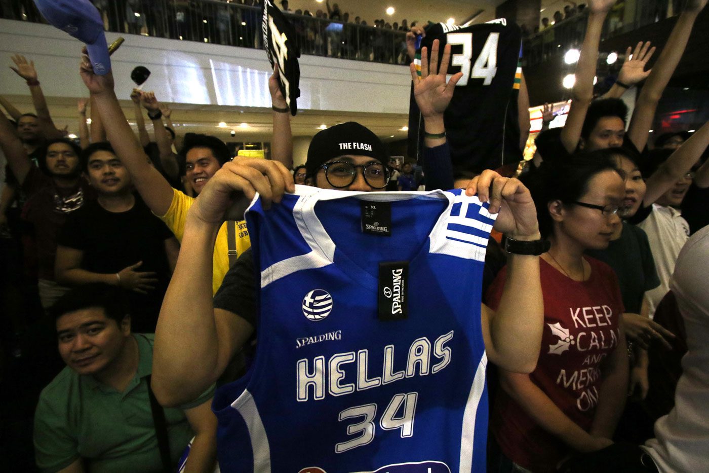 Filipino fans cheer for Giannis Antetokounmpo. Photo by Inoue Jaena/Rappler 