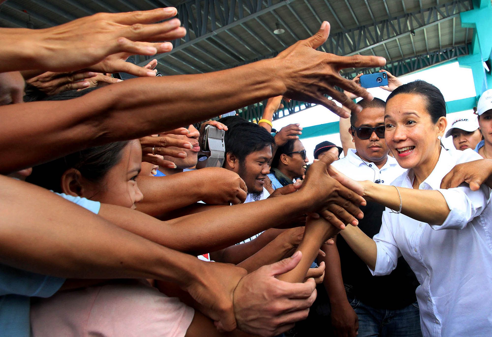HANDSHAKE. Senator Grace Poe gets a warm welcome in Catarman, Northern Samar, on April 7, 2016. Photo from Poe-Chiz Media Bureau    