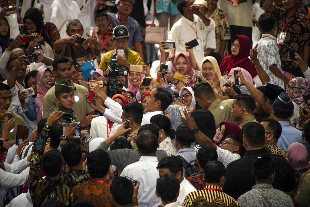 Indonesia’s desperate housewives chase selfies on election trail