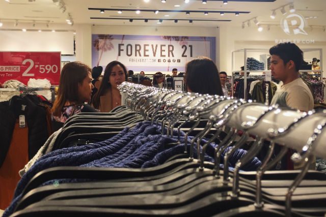 SHOPPING. Some shoppers at SM Seaside City's VIP opening on November 26. Photo by Vernise L. Tantuco/Rappler.com 