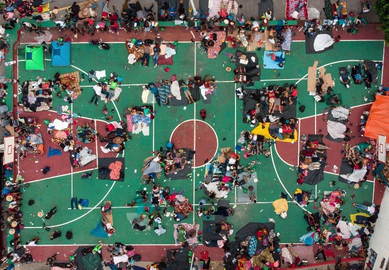 MIGRANTS. A view of Honduran migrants heading in a caravan to the US resting in a basketball pitch in San Pedro Tapanatepec, Oaxaca, Mexico on October 28, 2018.  Photo by Guillermo Arias/AFP  