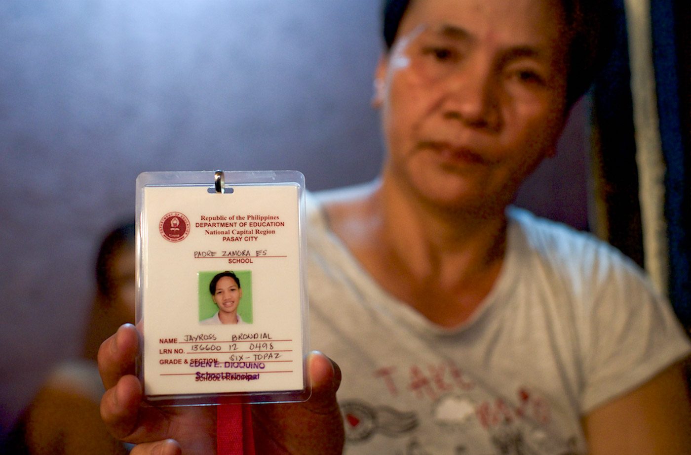 GRADE 6. Rosana holds the school ID of her son Jayross or Utoy. The 13-year-old was set for graduate from grade school in March 2018. Photo by Eloisa Lopez/Rappler 