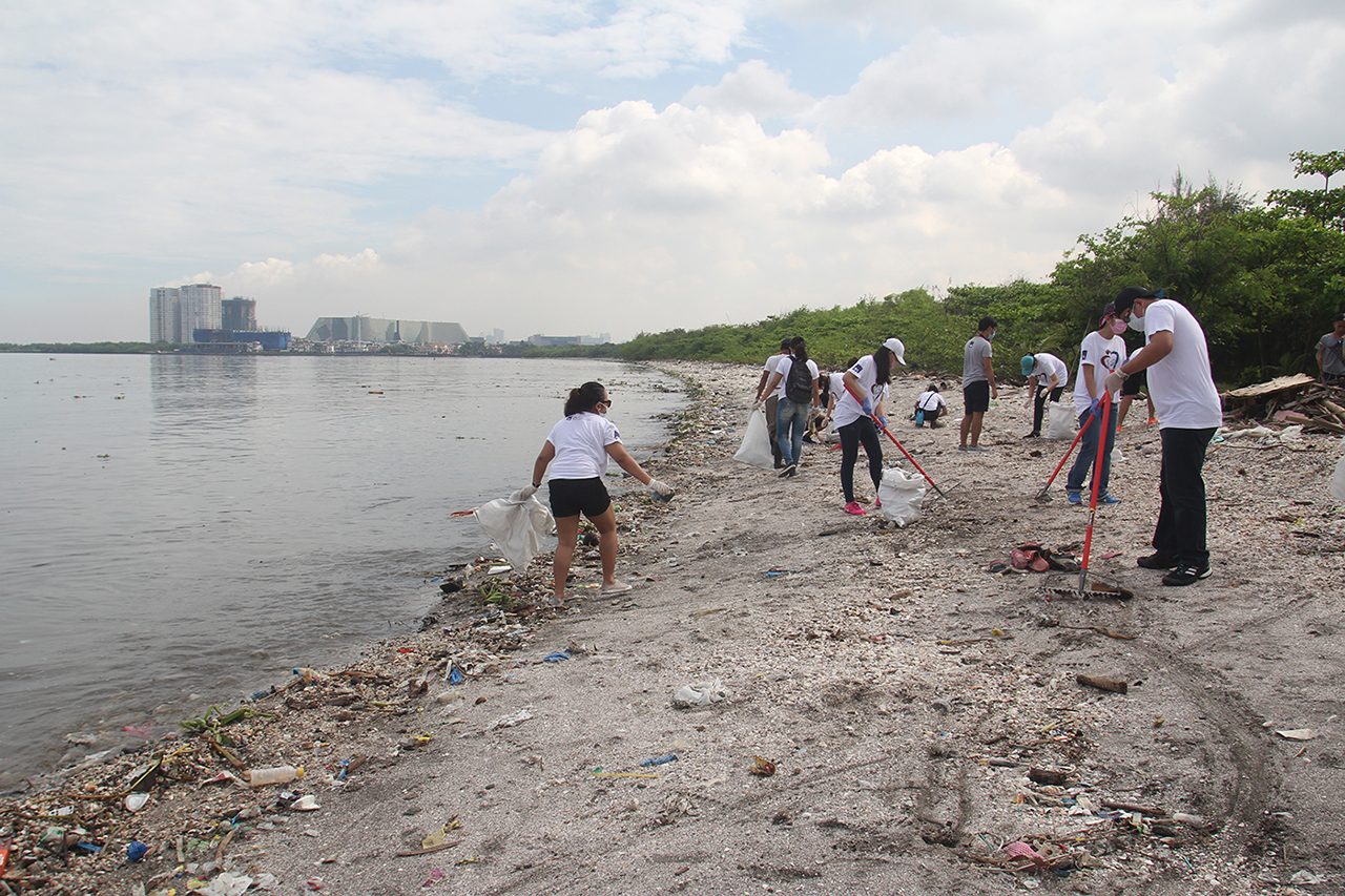CLEAN UP. Rubbish mostly plastics litters the shoreline of Freedom Island in Paranaque City. Photo by Rhaydz Barcia/Rappler 