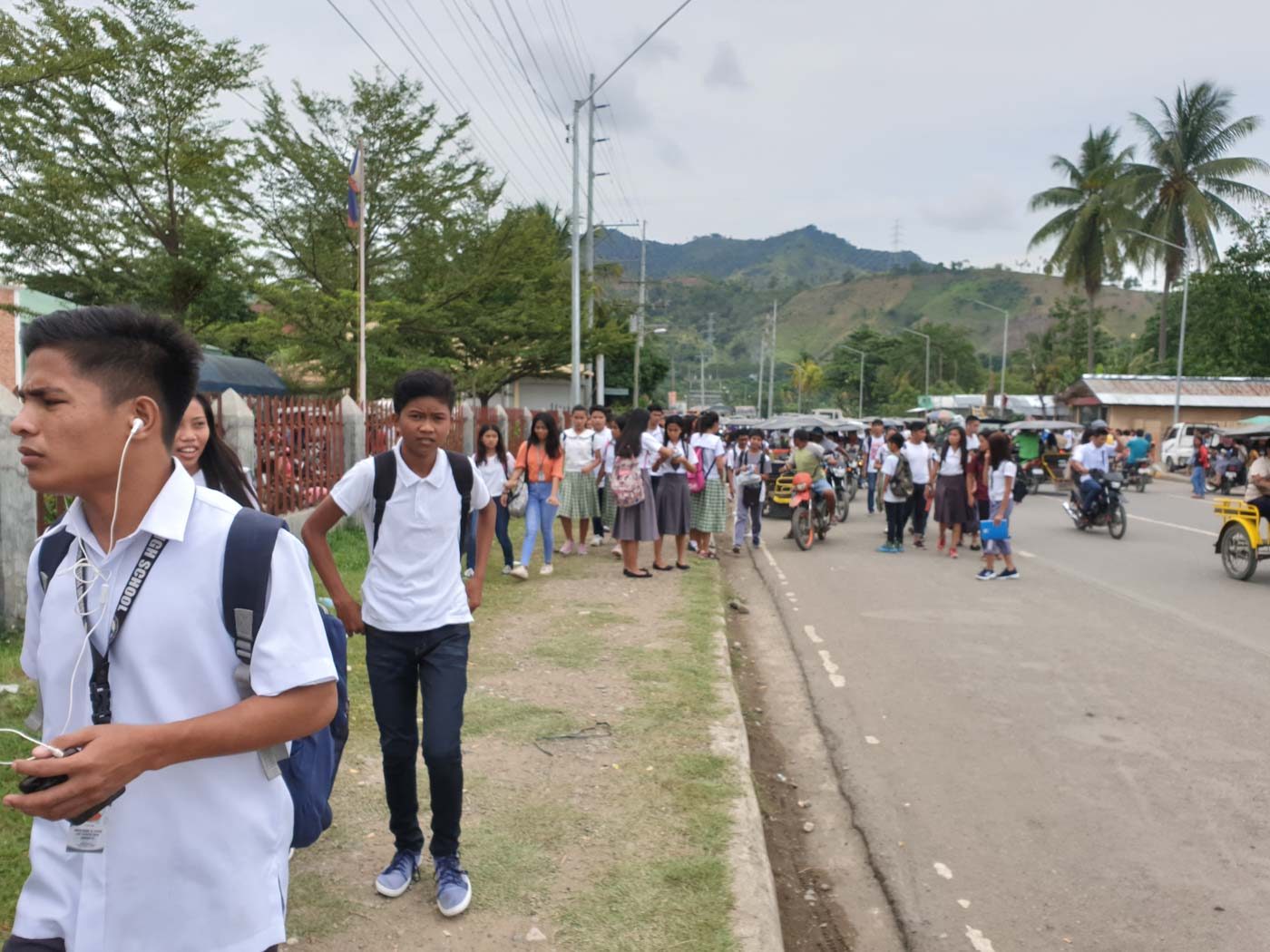 SAFETY FIRST. Students rush out of the Don Mariano Peralta High School in Malita, Davao Occidental. Photo by Allan Nawal/Rappler 