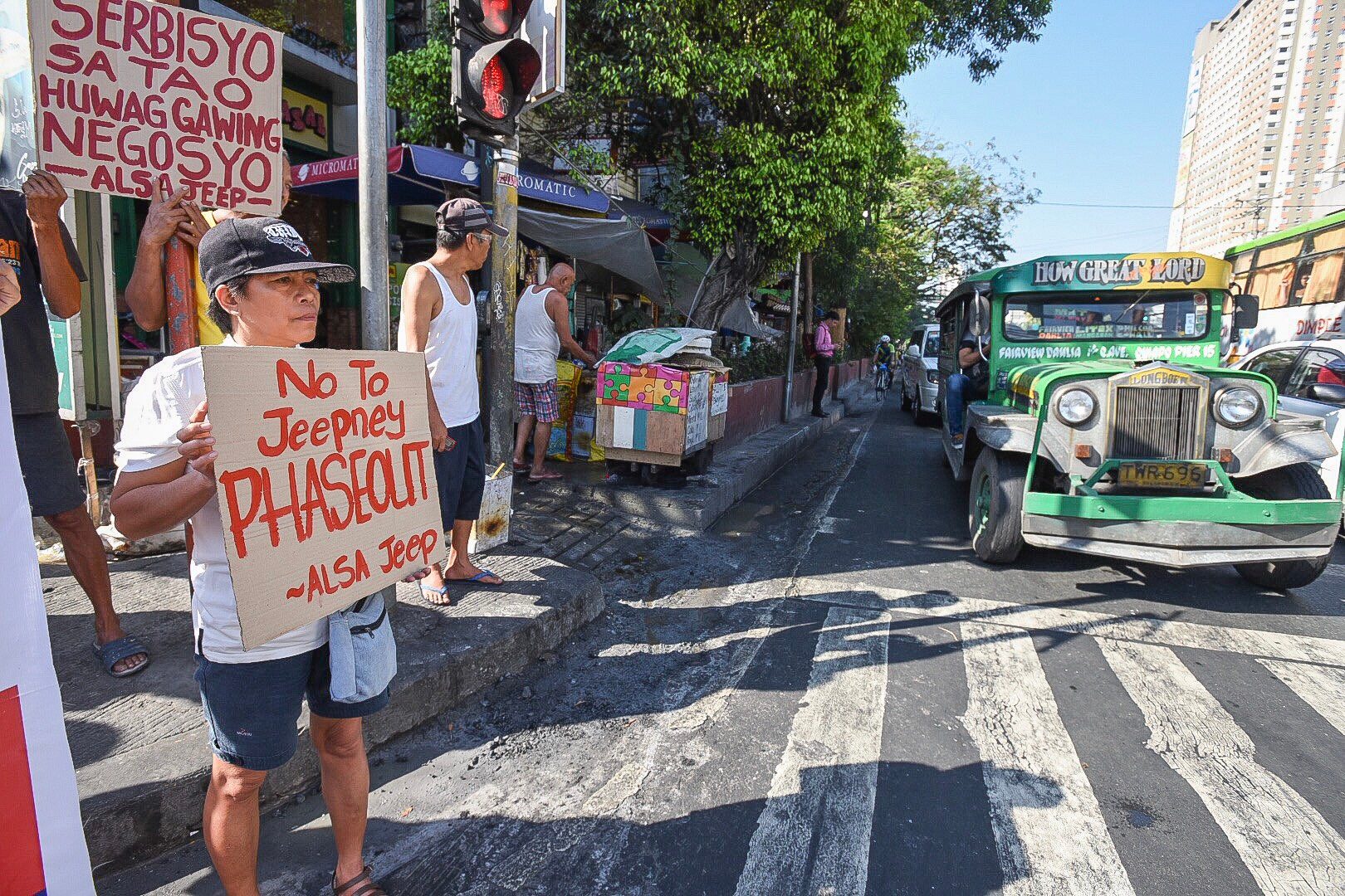 Militant groups gather in Caloocan to show support in drivers, operators call in jeepney phaseout. Photo by Maria Tan/Rappler 