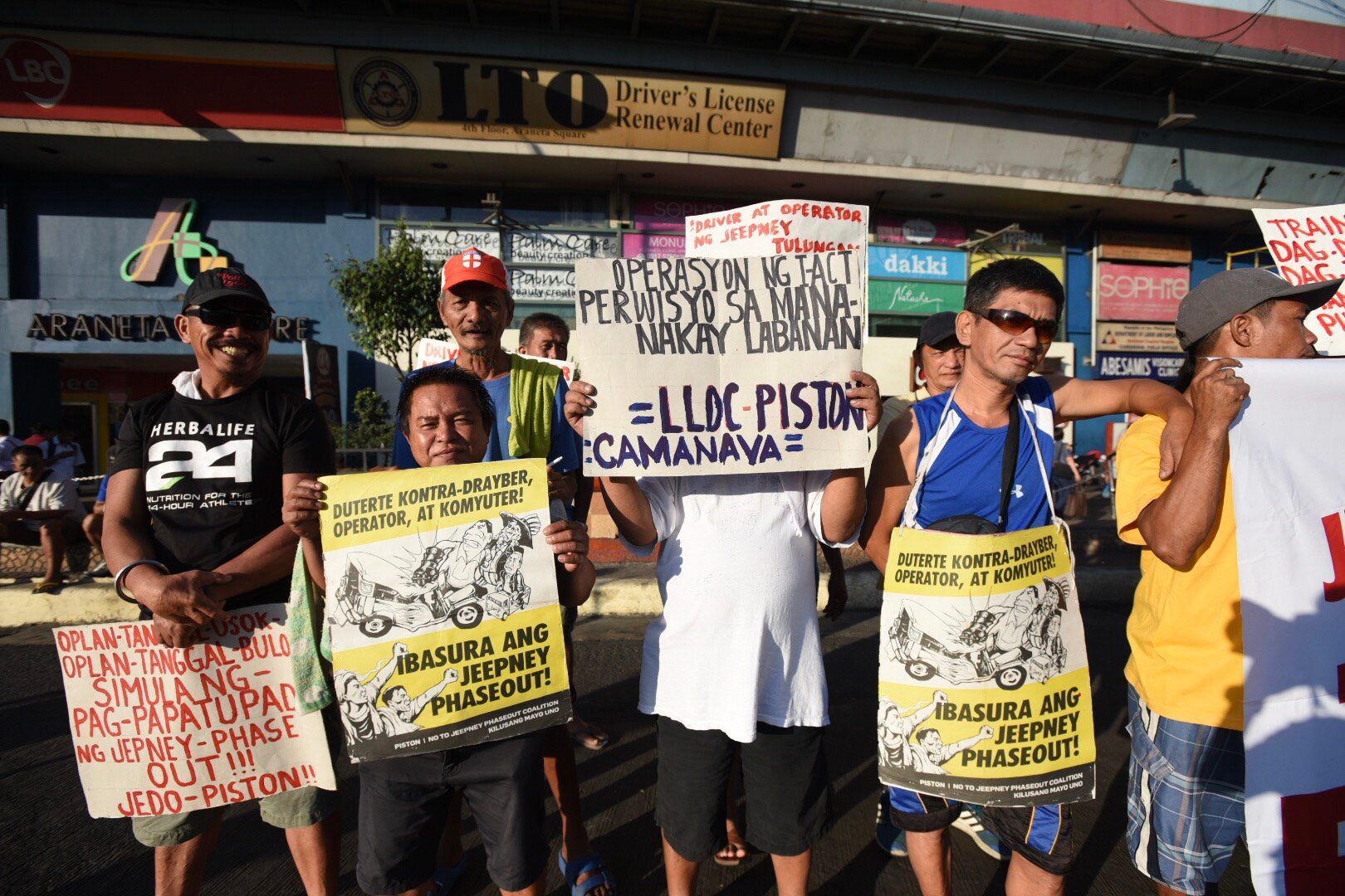 Workers join the transport strike protest in Caloocan. Photo by Maria Tan/Rappler 